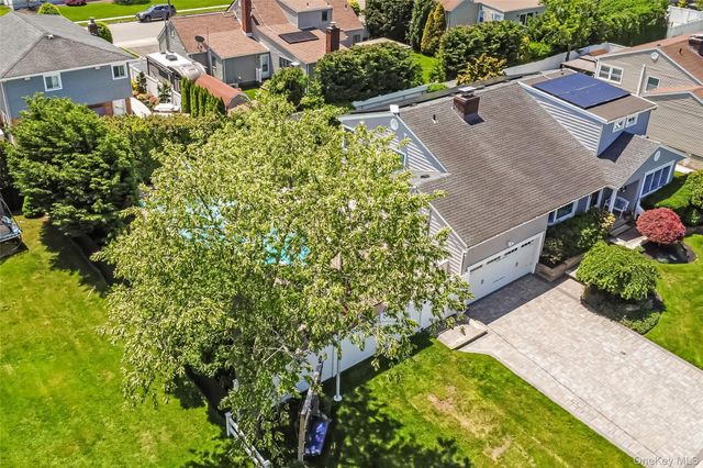 9 W Orlando Street, Massapequa, NY 11758