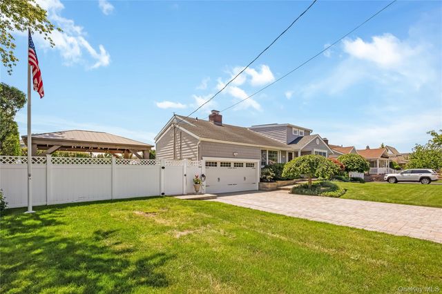 9 W Orlando Street, Massapequa, NY 11758