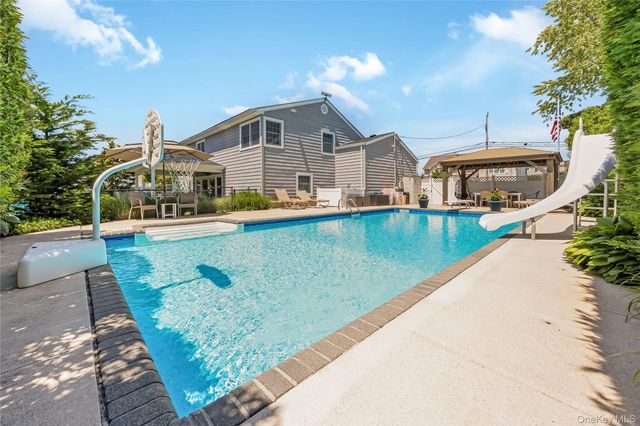 9 W Orlando Street, Massapequa, NY 11758
