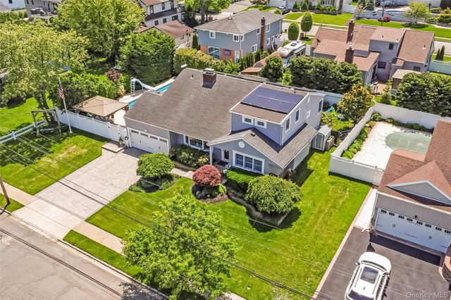 9 W Orlando Street, Massapequa, NY 11758