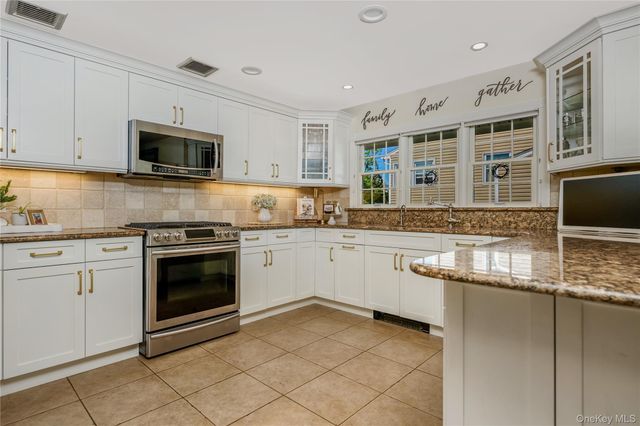 9 W Orlando Street, Massapequa, NY 11758