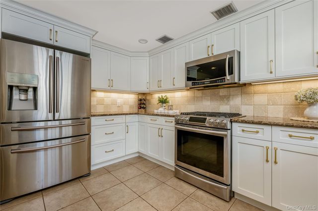 9 W Orlando Street, Massapequa, NY 11758