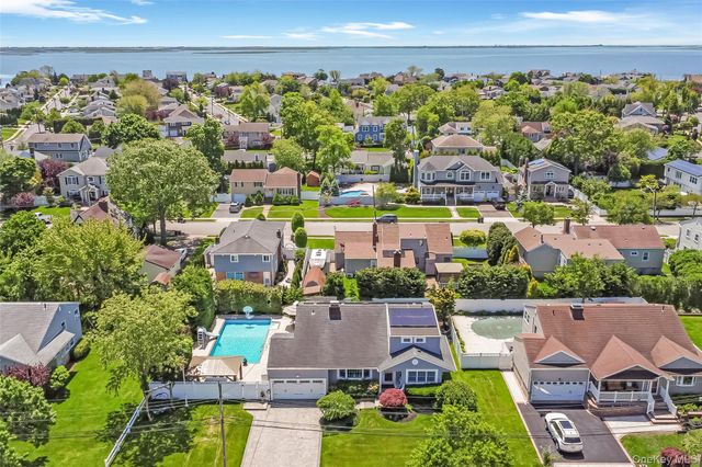 9 W Orlando Street, Massapequa, NY 11758