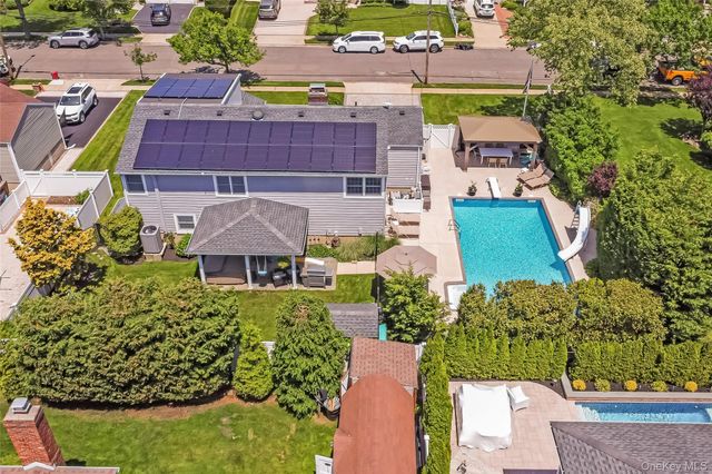 9 W Orlando Street, Massapequa, NY 11758