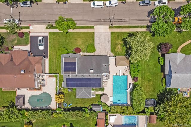 9 W Orlando Street, Massapequa, NY 11758