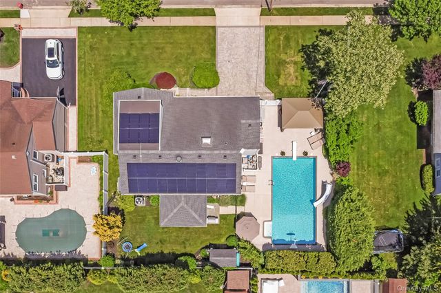 9 W Orlando Street, Massapequa, NY 11758