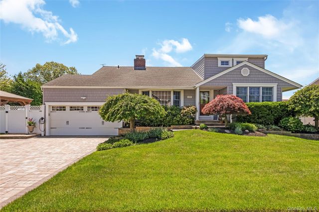 9 W Orlando Street, Massapequa, NY 11758