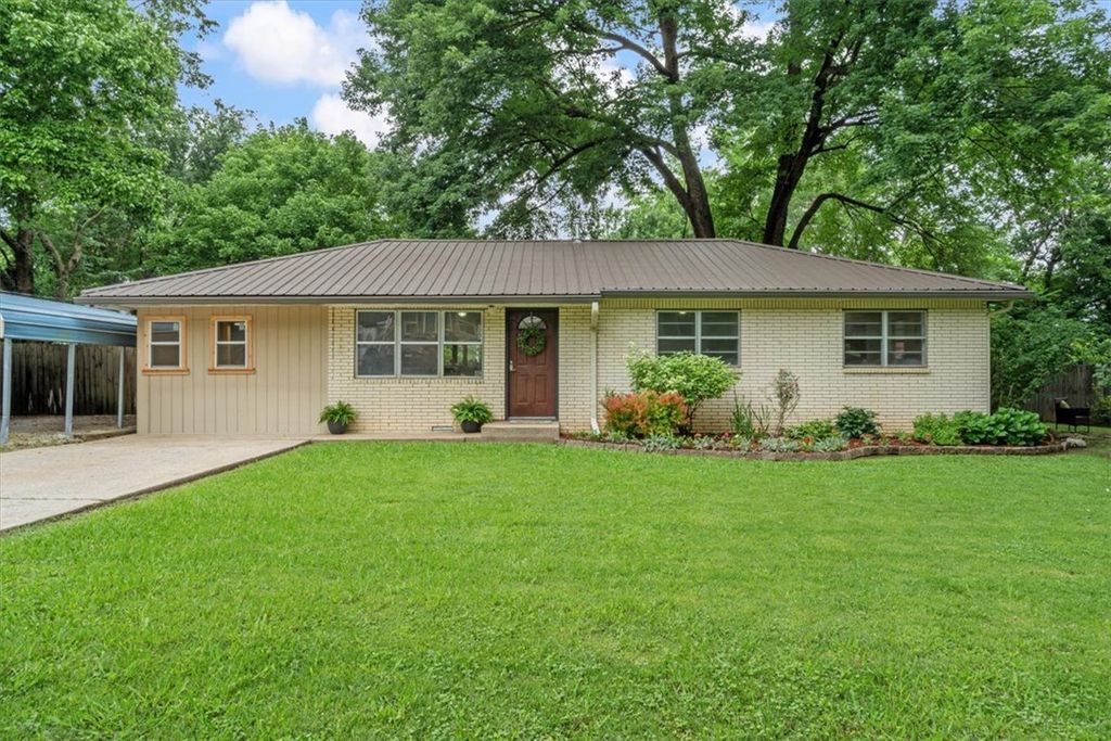 505 3rd Avenue, Gravette, AR 72736