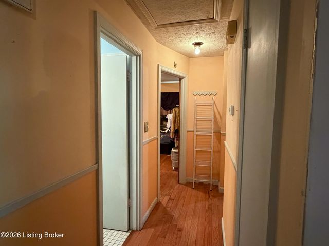 4717 Idle Hour Dr, Louisville, KY 40216