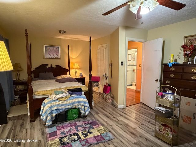 4717 Idle Hour Dr, Louisville, KY 40216
