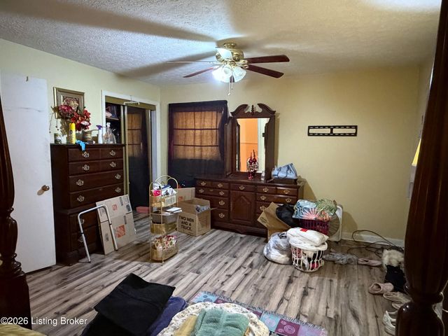 4717 Idle Hour Dr, Louisville, KY 40216