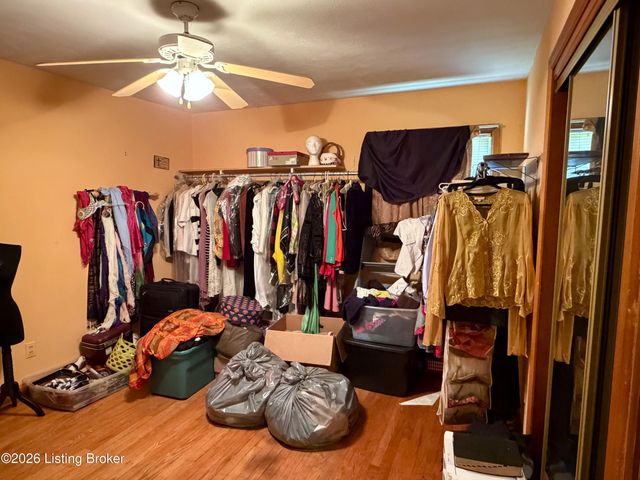 4717 Idle Hour Dr, Louisville, KY 40216