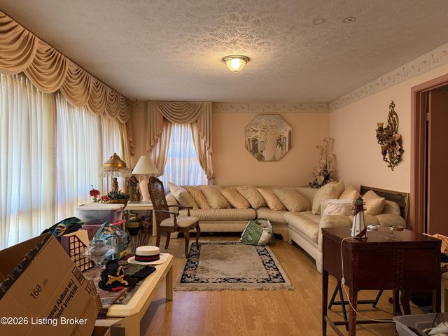 4717 Idle Hour Dr, Louisville, KY 40216