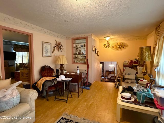 4717 Idle Hour Dr, Louisville, KY 40216