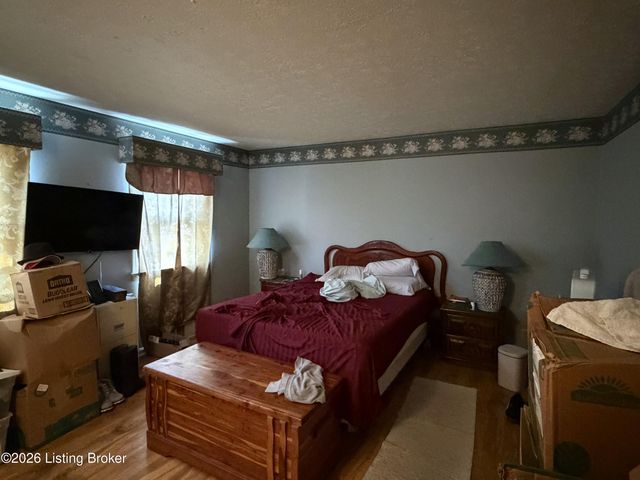 4717 Idle Hour Dr, Louisville, KY 40216