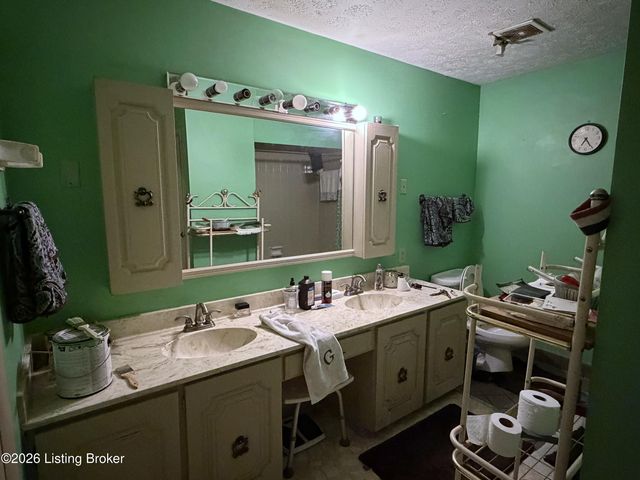 4717 Idle Hour Dr, Louisville, KY 40216