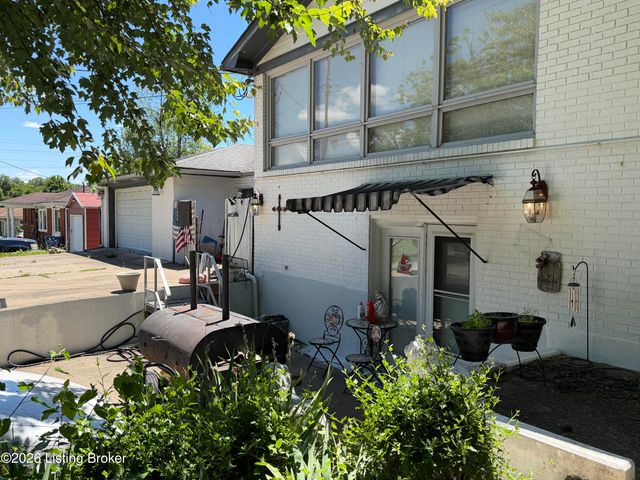 4717 Idle Hour Dr, Louisville, KY 40216