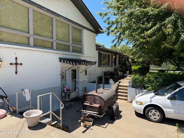 4717 Idle Hour Dr, Louisville, KY 40216