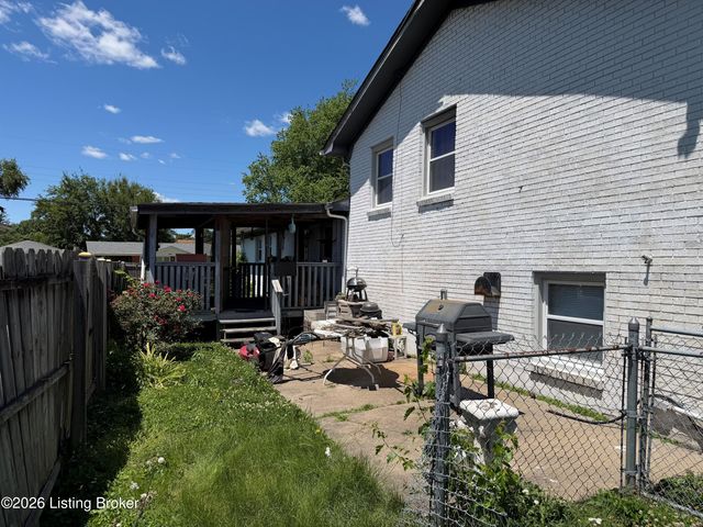 4717 Idle Hour Dr, Louisville, KY 40216