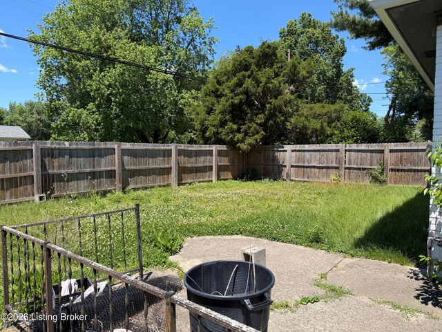 4717 Idle Hour Dr, Louisville, KY 40216