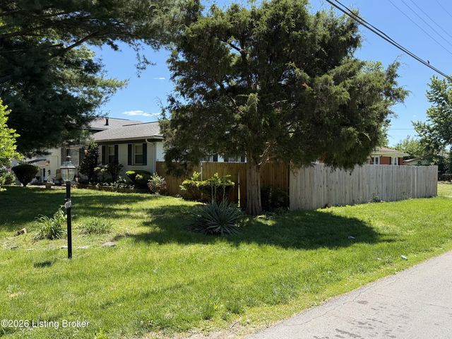 4717 Idle Hour Dr, Louisville, KY 40216