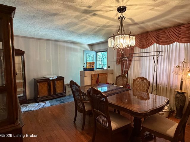 4717 Idle Hour Dr, Louisville, KY 40216
