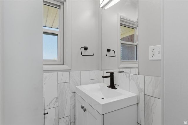 5564 S 2425 W, Roy, UT 84067