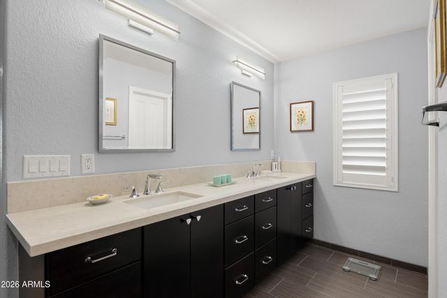 2045 E RUBY Lane, Phoenix, AZ 85024