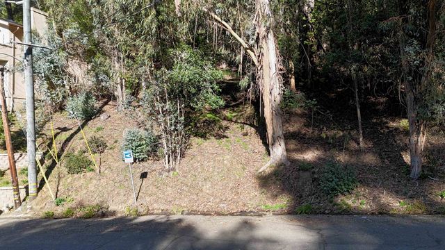 6698 Moore Dr, Oakland, CA 94611