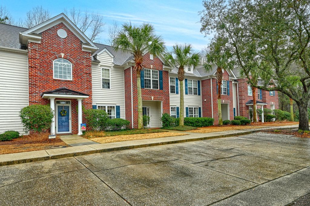 Image 12 of property listing at 1614 Camfield Lane, Mount Pleasant, SC 29466