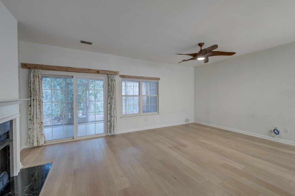 Image 4 of property listing at 1614 Camfield Lane, Mount Pleasant, SC 29466