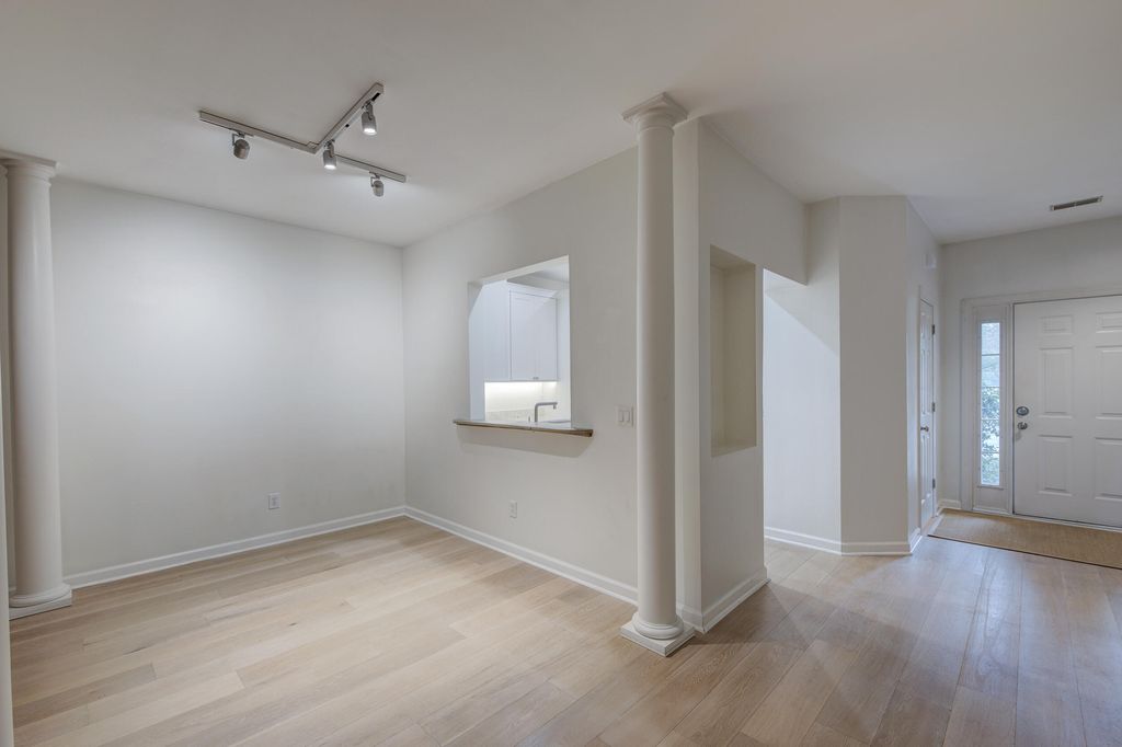 Image 6 of property listing at 1614 Camfield Lane, Mount Pleasant, SC 29466