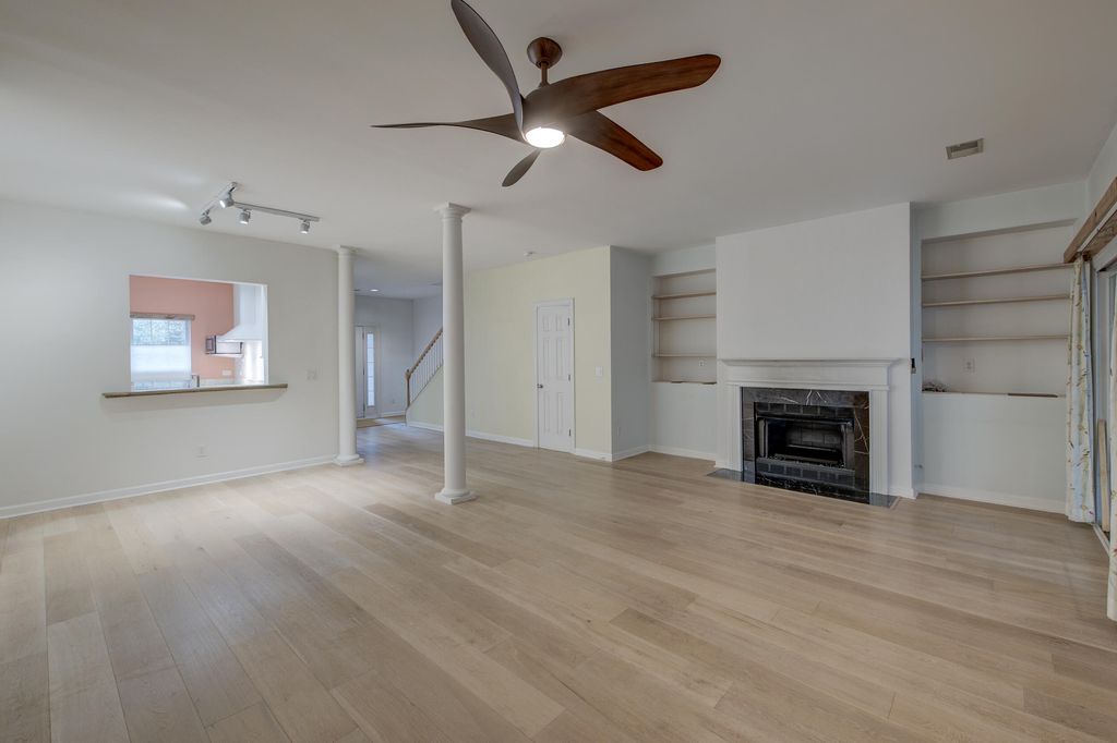 Image 7 of property listing at 1614 Camfield Lane, Mount Pleasant, SC 29466