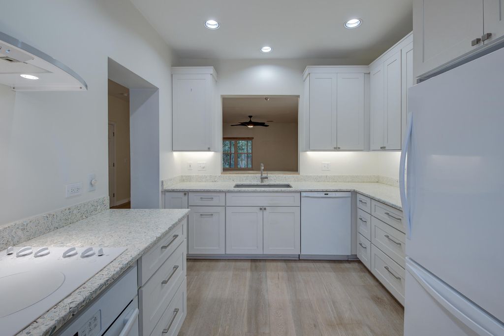 Image 8 of property listing at 1614 Camfield Lane, Mount Pleasant, SC 29466