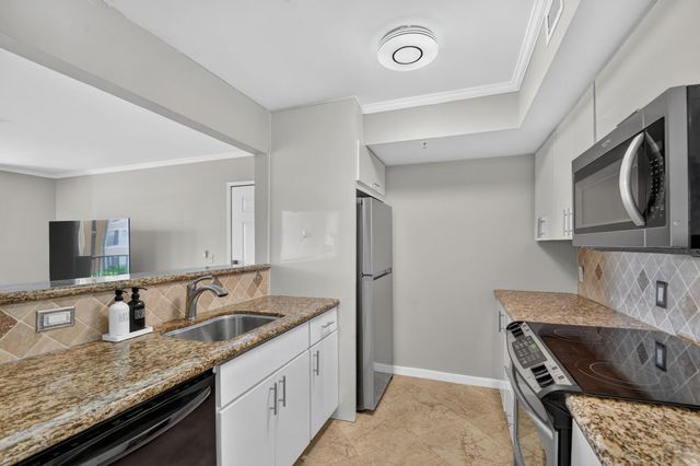 135 Yacht Club Way 204, Hypoluxo, FL 33462