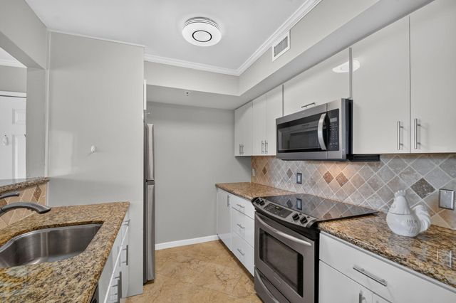 135 Yacht Club Way 204, Hypoluxo, FL 33462