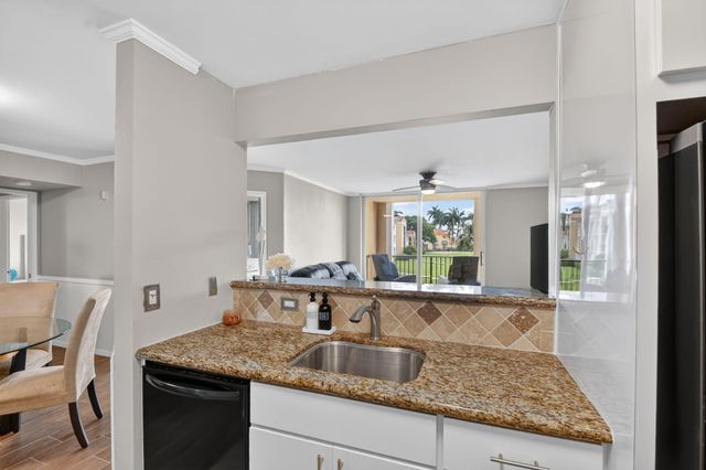 135 Yacht Club Way 204, Hypoluxo, FL 33462
