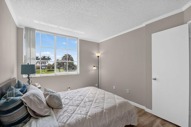 135 Yacht Club Way 204, Hypoluxo, FL 33462