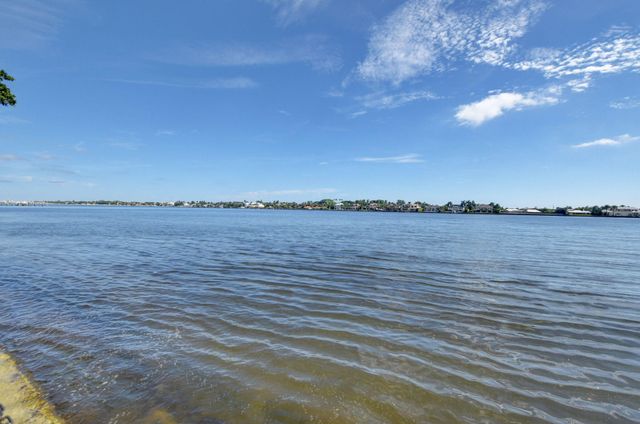 135 Yacht Club Way 204, Hypoluxo, FL 33462
