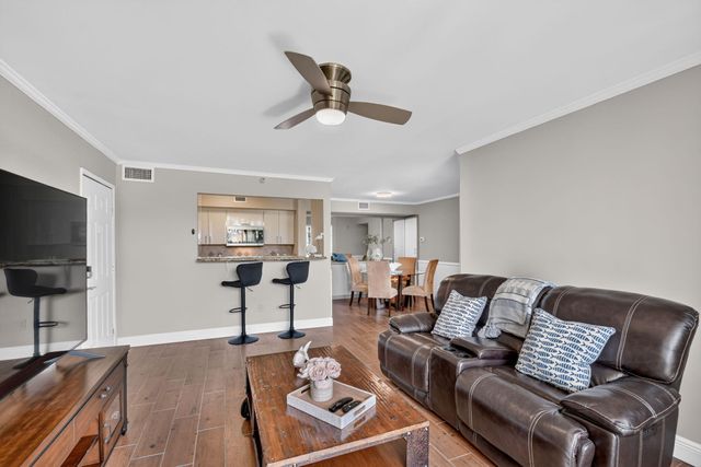 135 Yacht Club Way 204, Hypoluxo, FL 33462