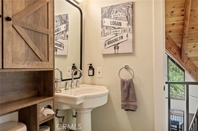 26489 Hillcrest, Lake Arrowhead, CA 92352