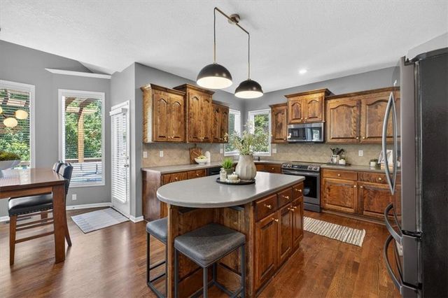 21612 W 100 Terrace, Lenexa, KS 66220