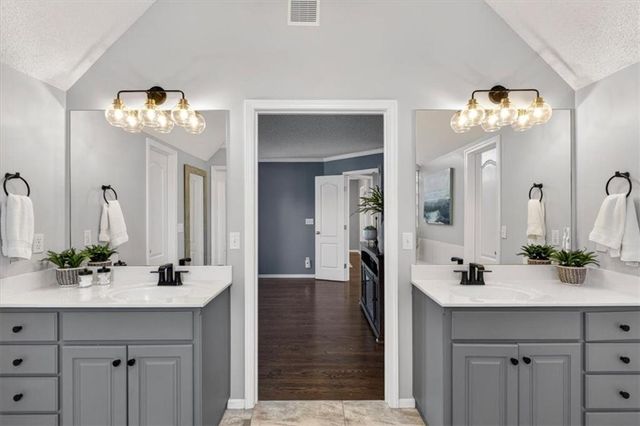 21612 W 100 Terrace, Lenexa, KS 66220