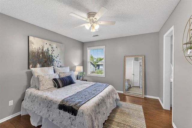 21612 W 100 Terrace, Lenexa, KS 66220
