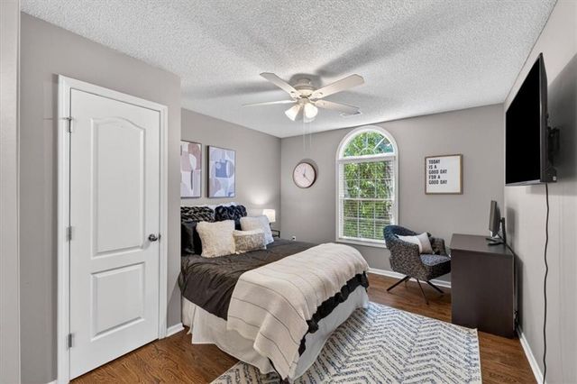 21612 W 100 Terrace, Lenexa, KS 66220
