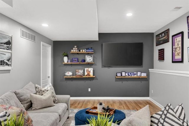 21612 W 100 Terrace, Lenexa, KS 66220