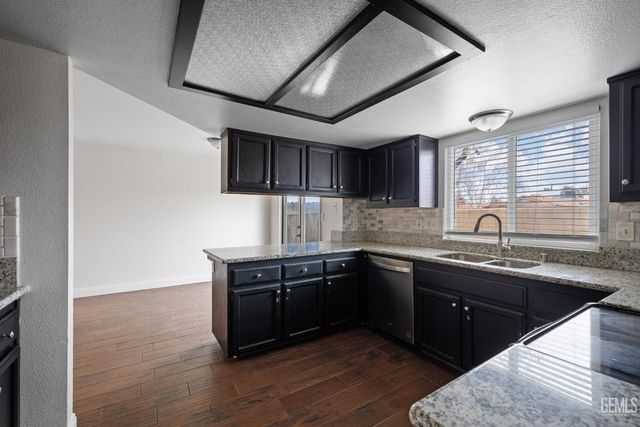 2909 Woodglen Drive, Bakersfield, CA 93311