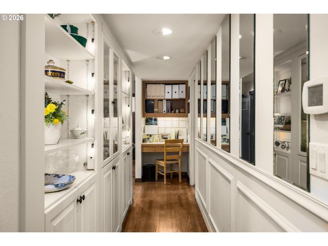 6340 Sw CAMELOT Ln, Portland, OR 97219