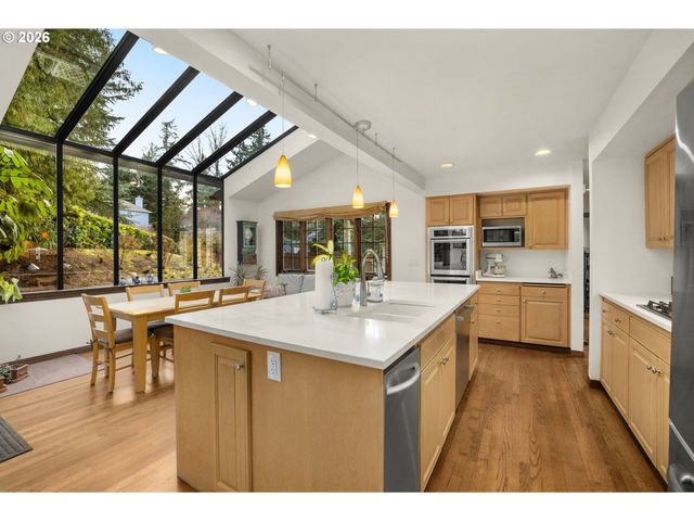 6340 Sw CAMELOT Ln, Portland, OR 97219