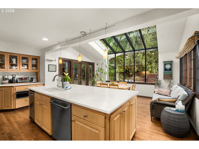 6340 Sw CAMELOT Ln, Portland, OR 97219